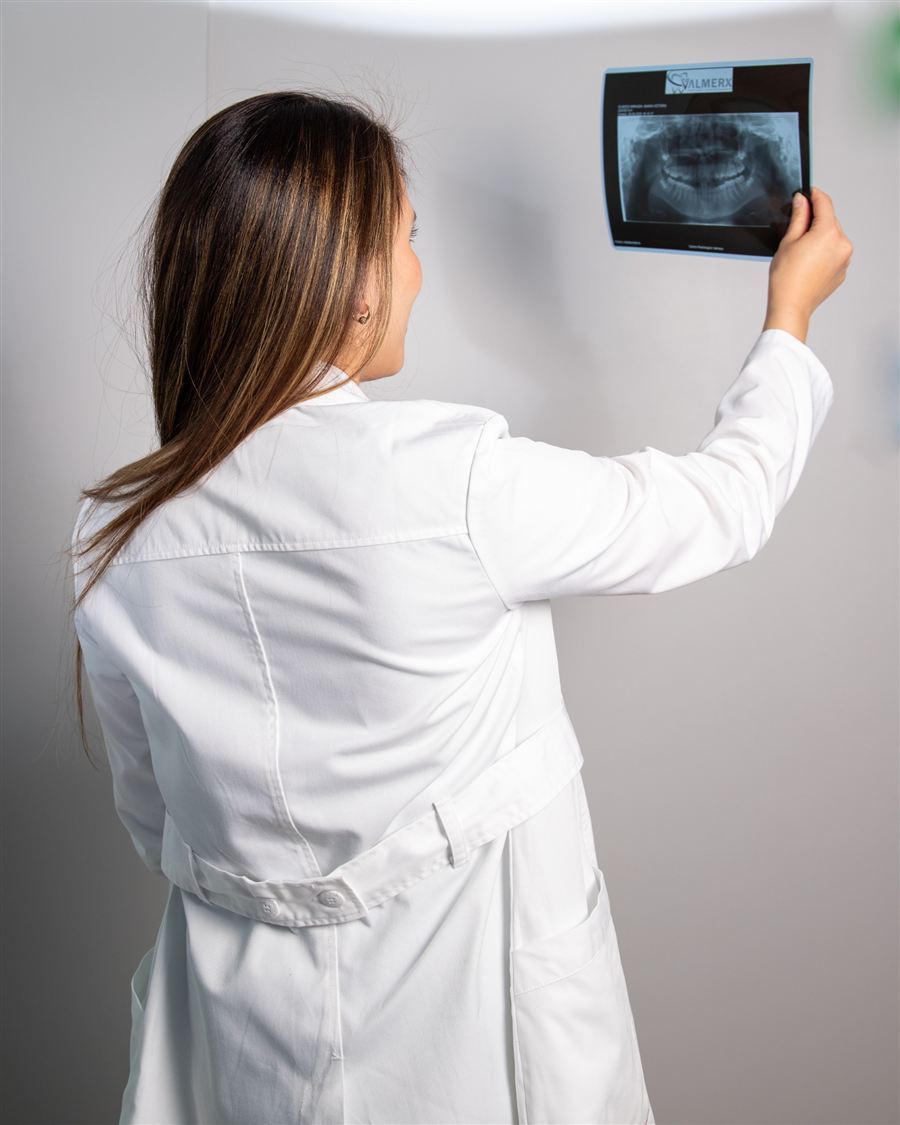 Especialista de Valmerx revisando una radiografía panorámica